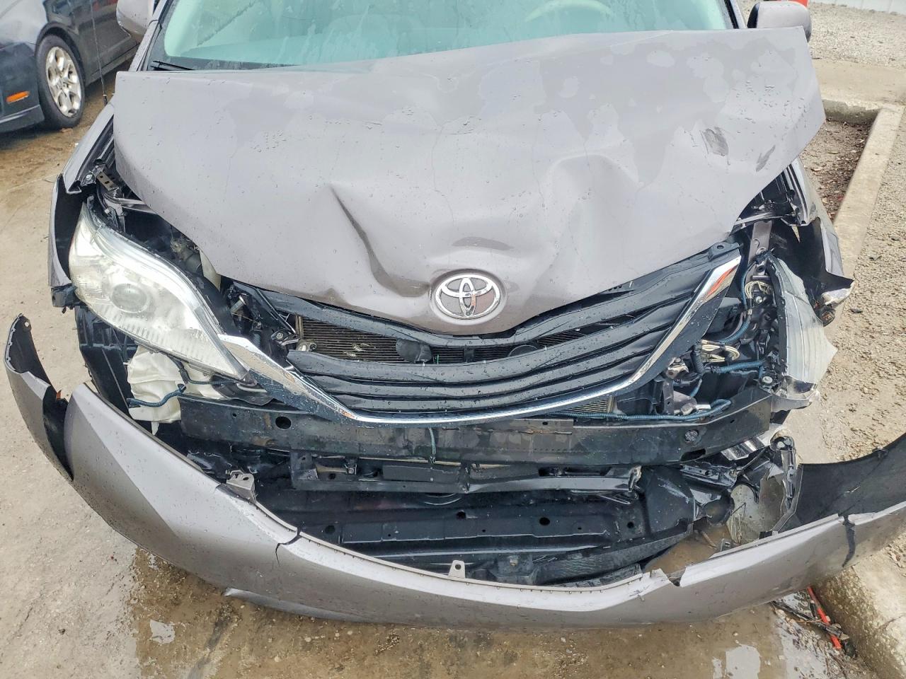 2013 TOYOTA SIENNA LE 8-PASSENGER photo 12