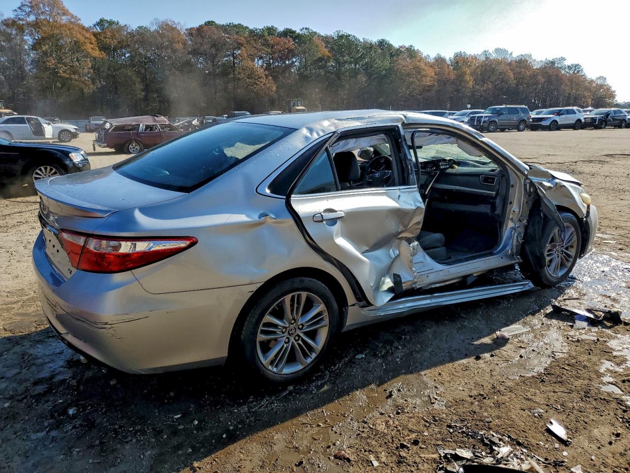 2015 TOYOTA CAMRY LE photo 3