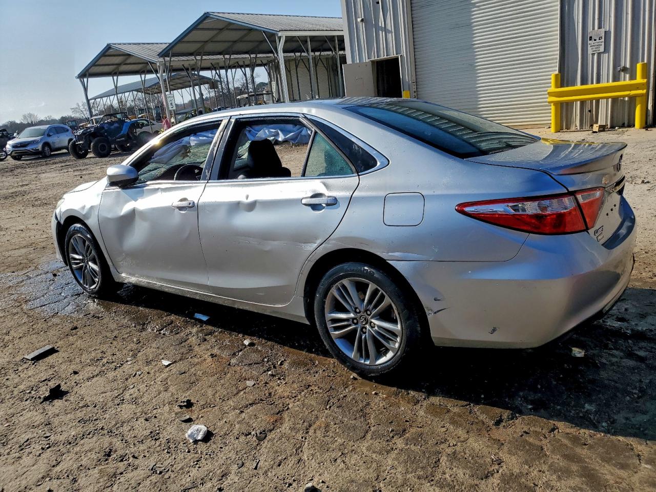 2015 TOYOTA CAMRY LE photo 2