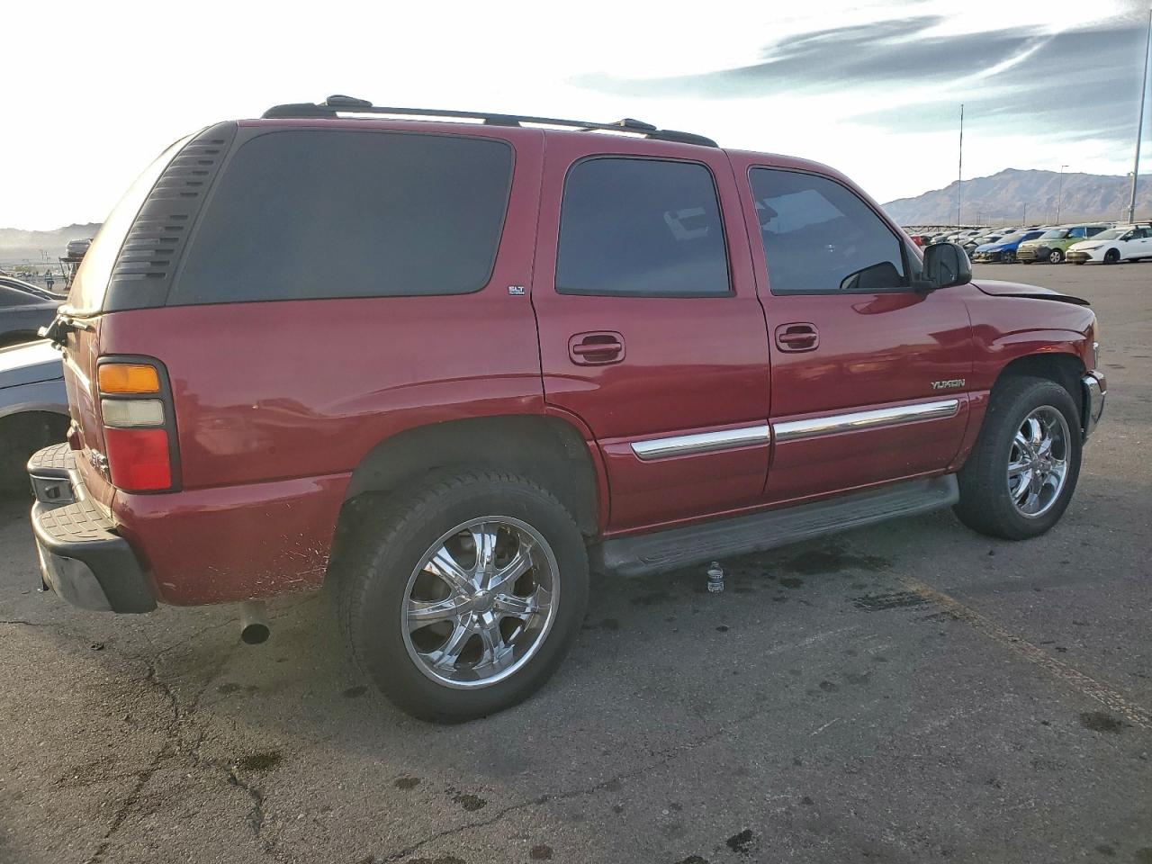 2004 GMC YUKON photo 3