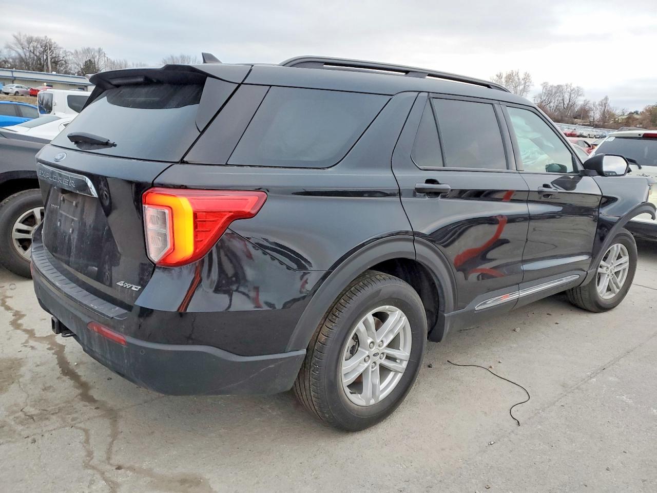 2024 FORD EXPLORER XLT photo 3