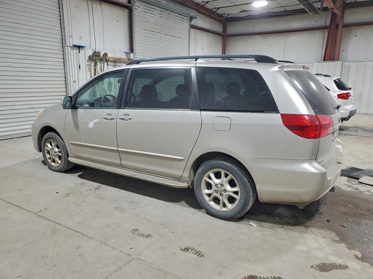 2004 TOYOTA SIENNA XLE photo 3