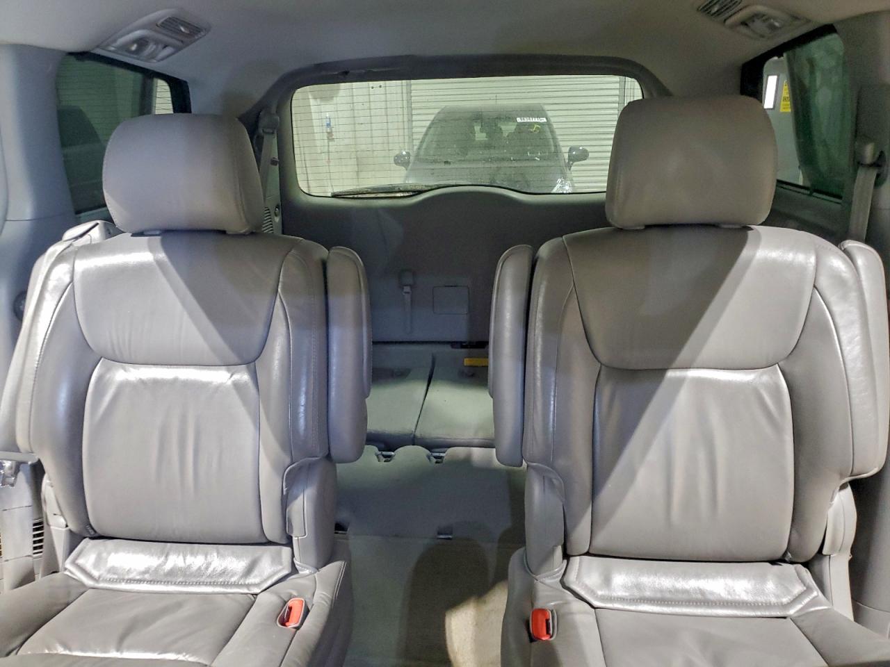 2004 TOYOTA SIENNA XLE photo 19