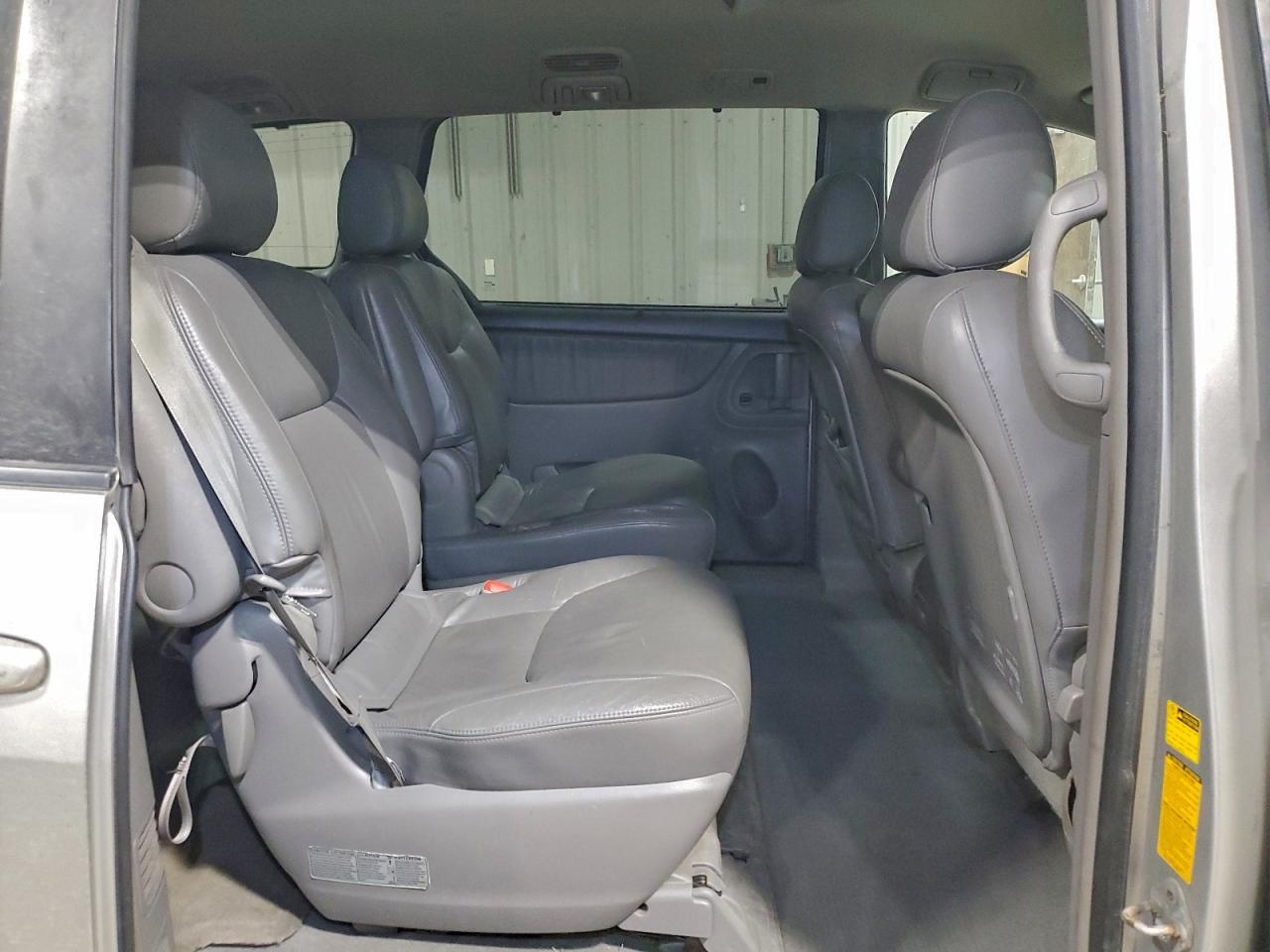 2004 TOYOTA SIENNA XLE photo 21