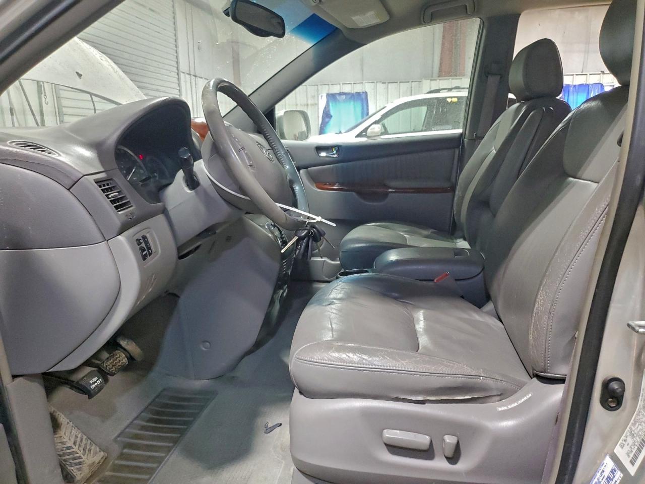 2004 TOYOTA SIENNA XLE photo 13
