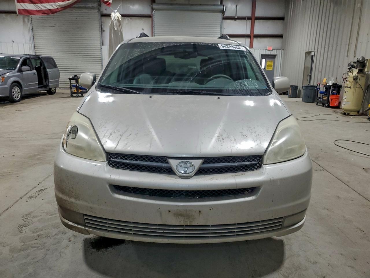 2004 TOYOTA SIENNA XLE photo 9