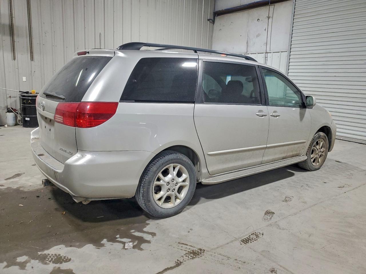 2004 TOYOTA SIENNA XLE photo 5
