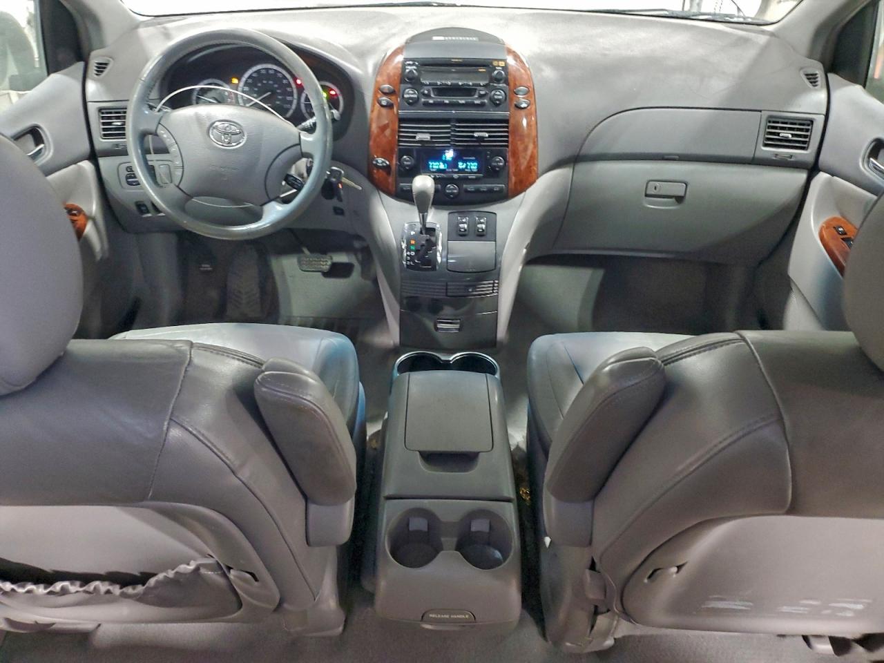 2004 TOYOTA SIENNA XLE photo 15