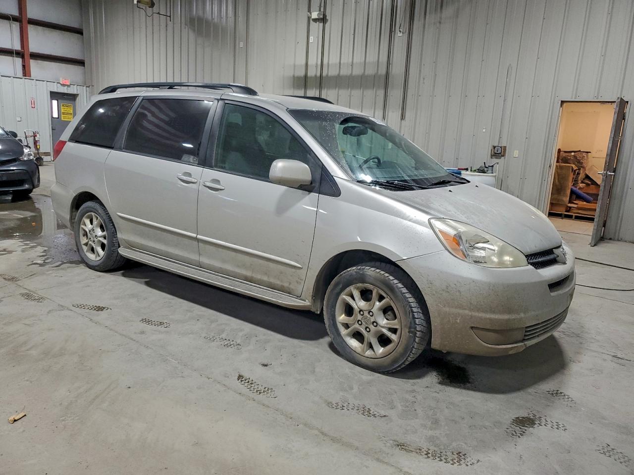 2004 TOYOTA SIENNA XLE photo 7