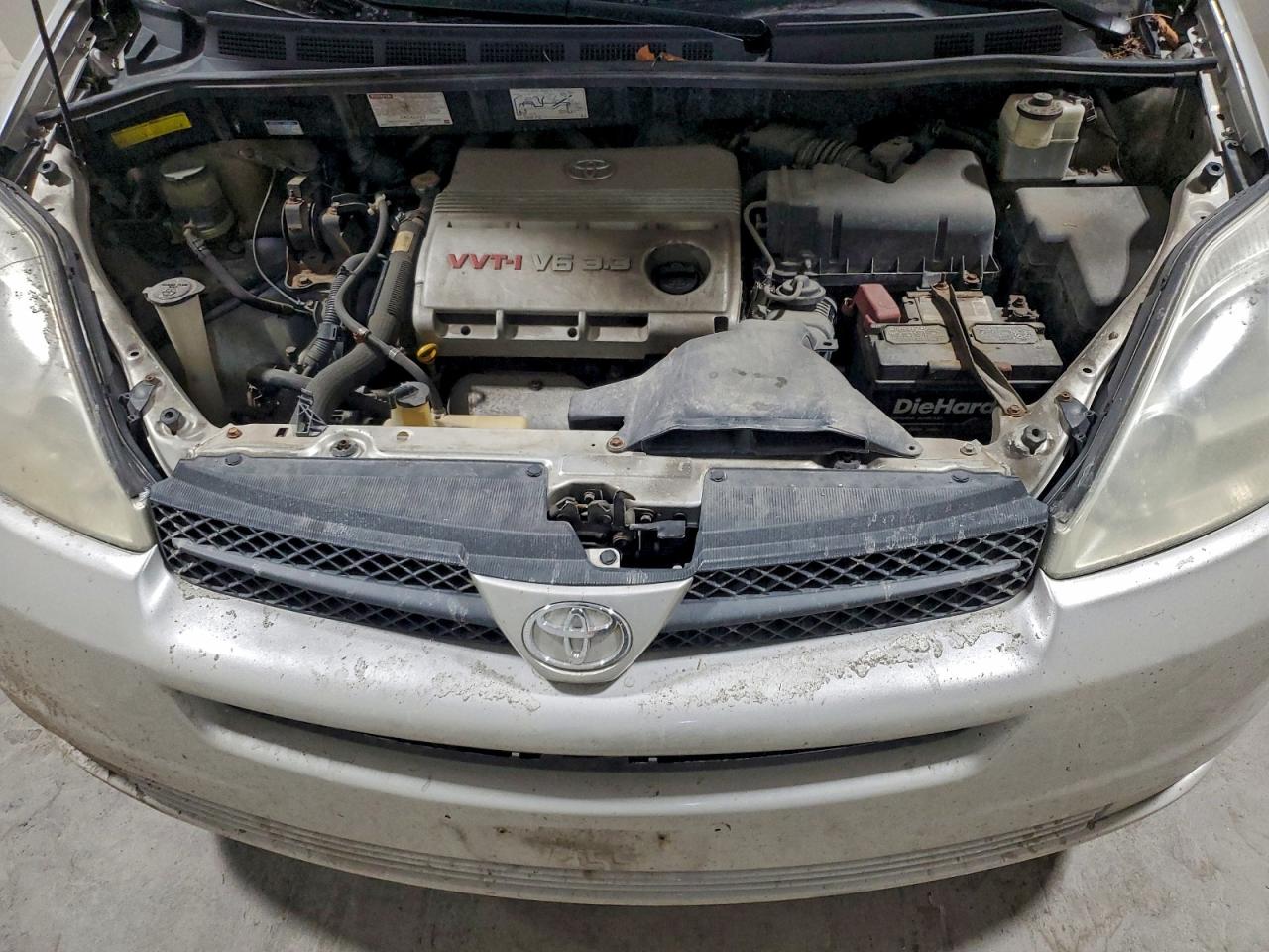2004 TOYOTA SIENNA XLE photo 23