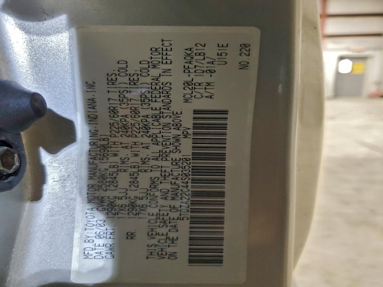 2004 TOYOTA SIENNA XLE photo 25