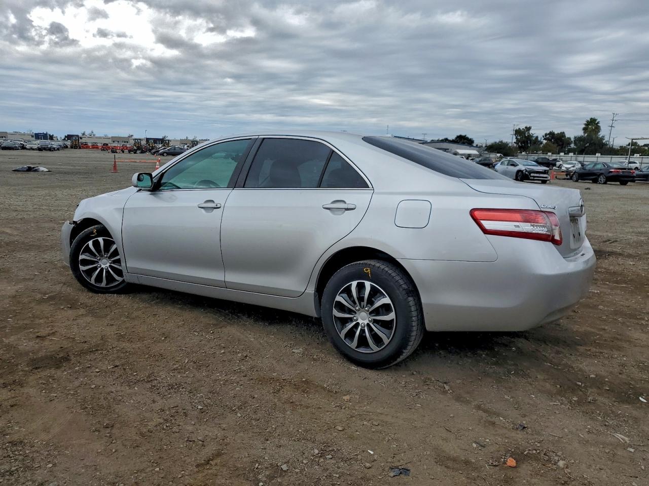2011 TOYOTA CAMRY BASE photo 2