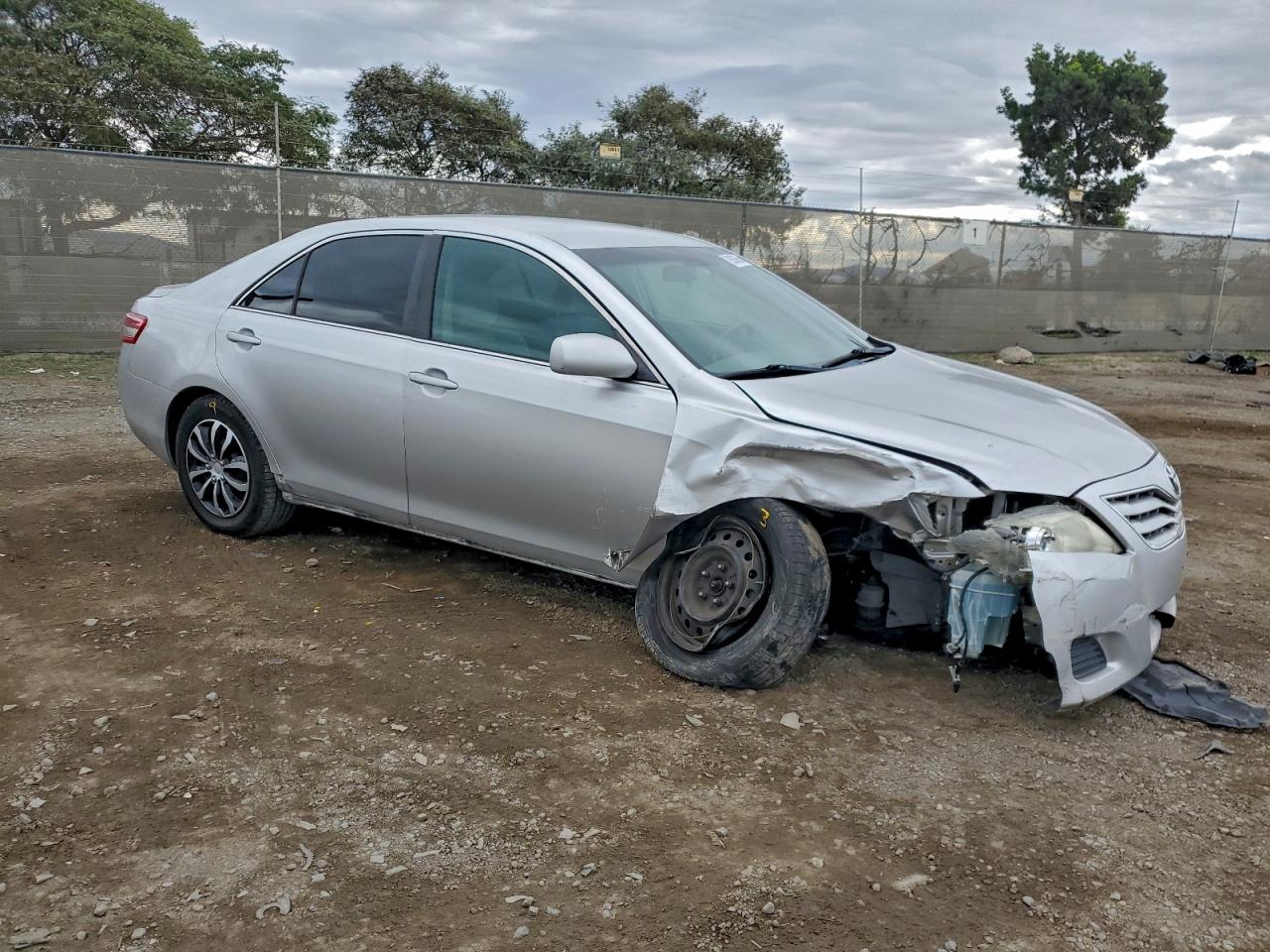 2011 TOYOTA CAMRY BASE photo 4