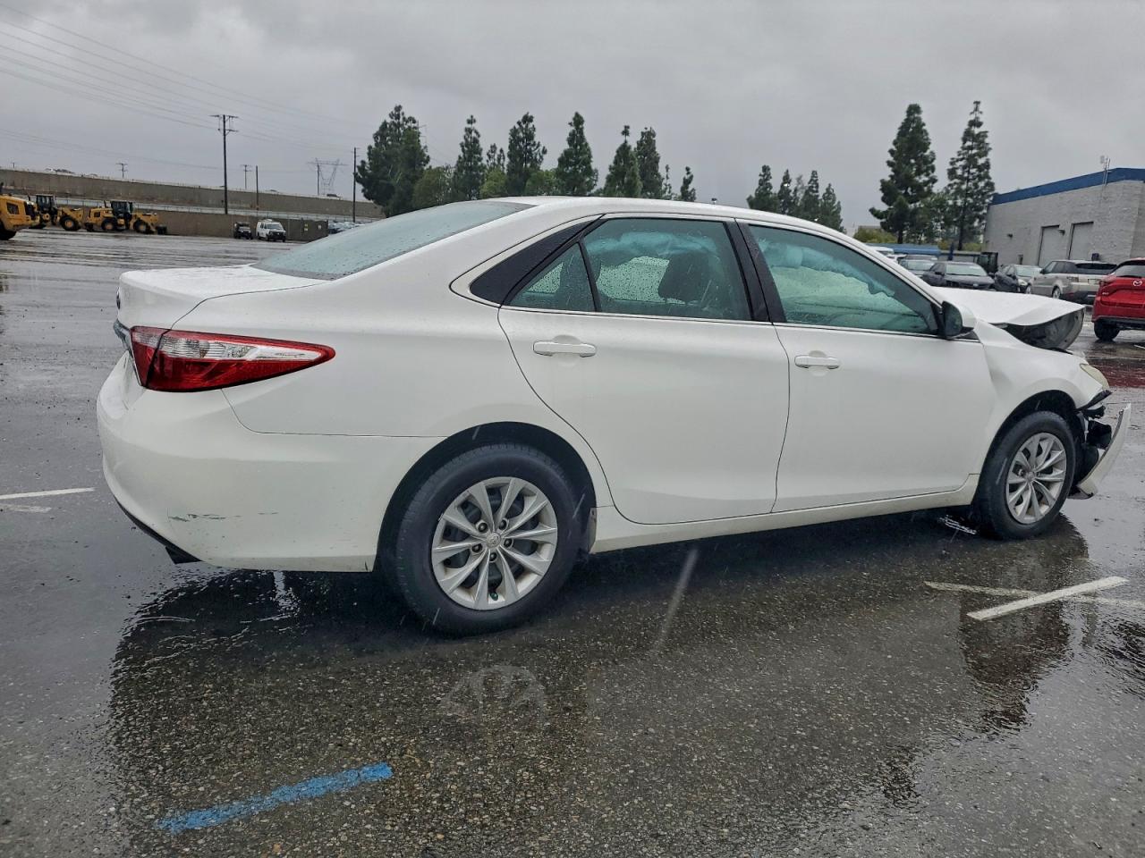 2016 TOYOTA CAMRY LE photo 3