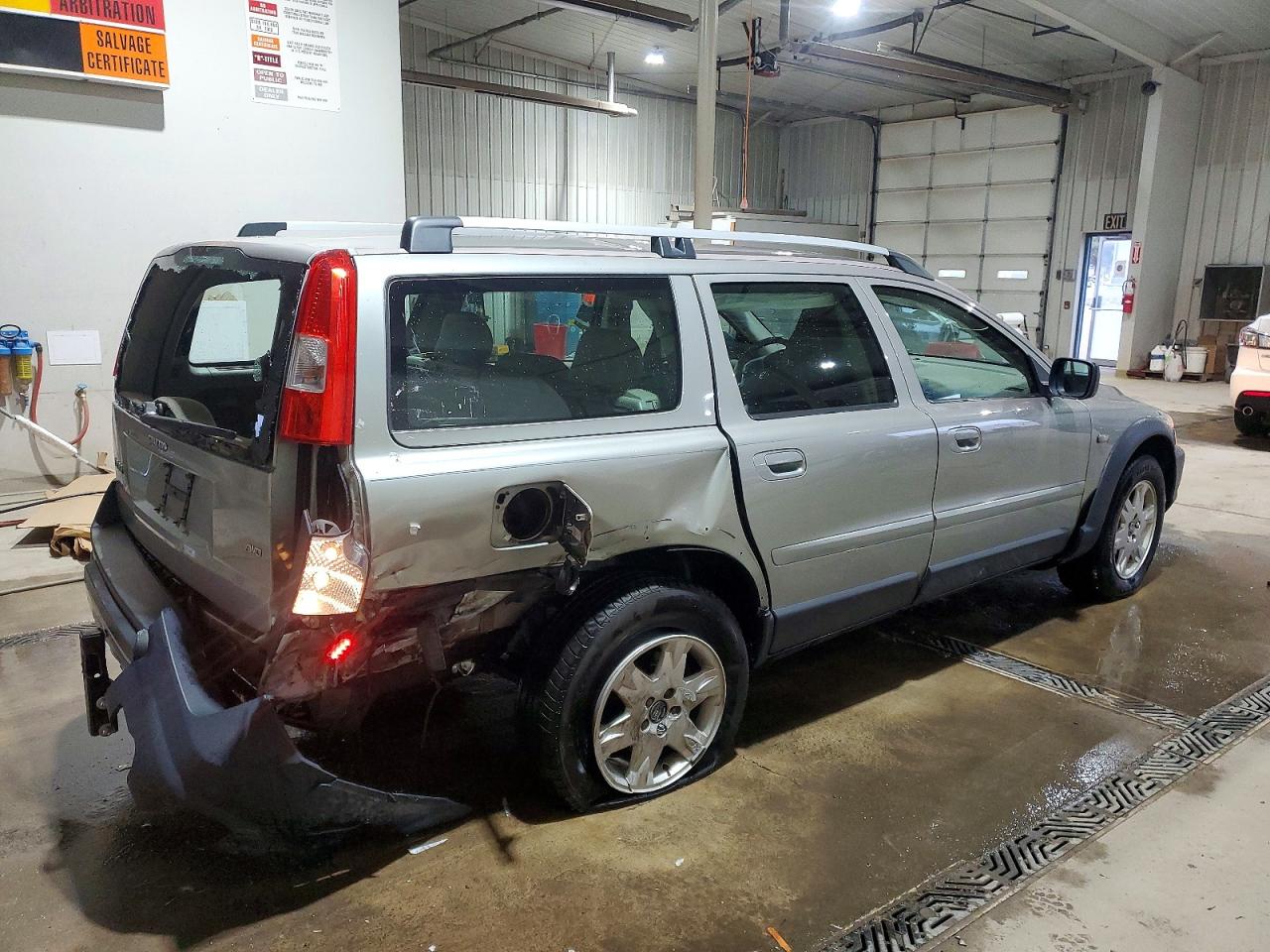 2005 VOLVO XC70 photo 3