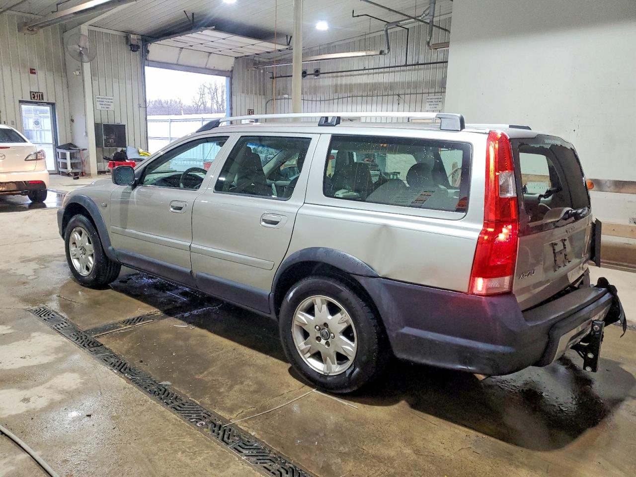 2005 VOLVO XC70 photo 2