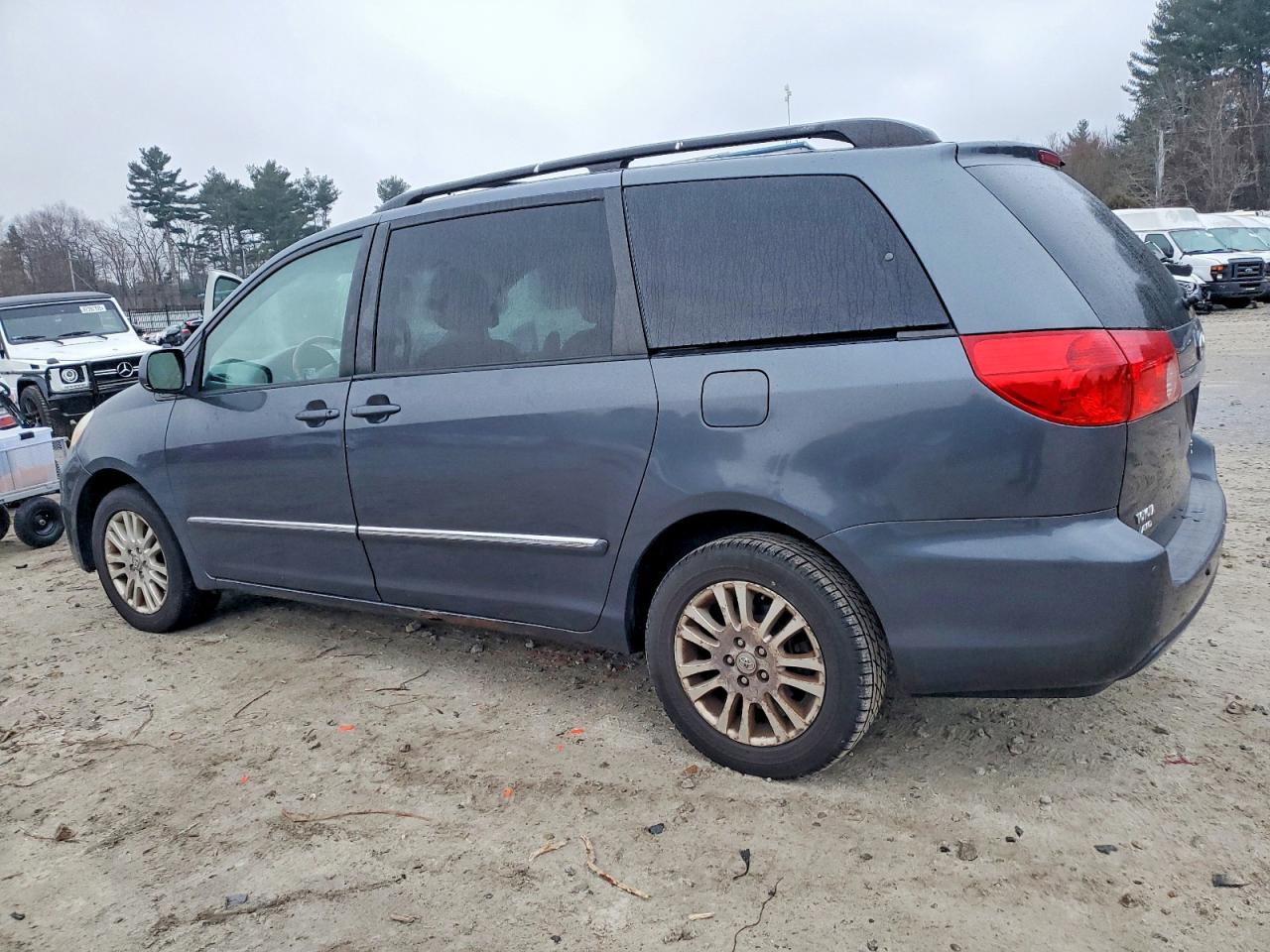 2009 TOYOTA SIENNA photo 2