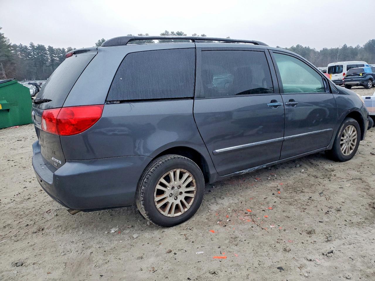 2009 TOYOTA SIENNA photo 3