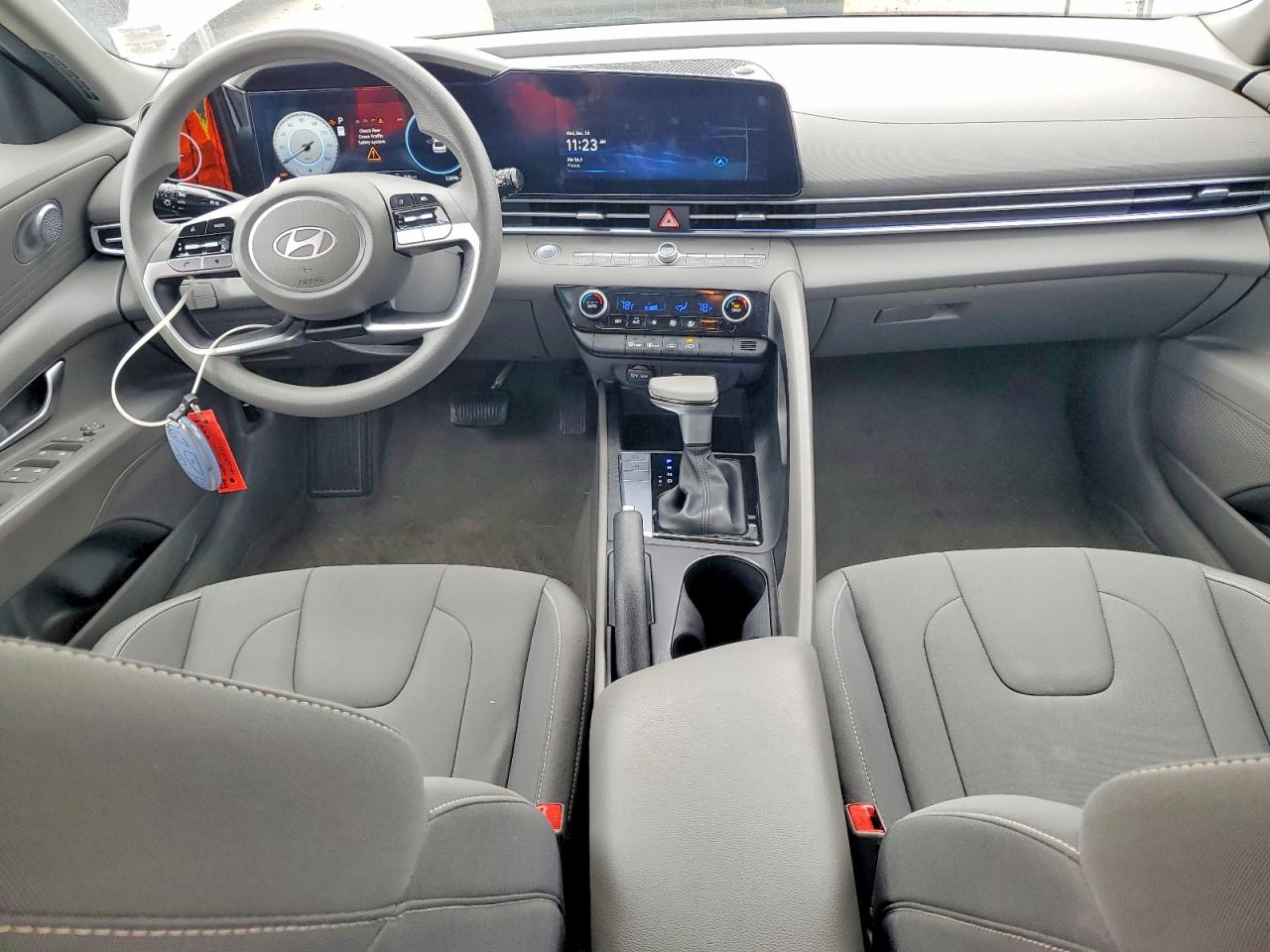 2024 HYUNDAI ELANTRA SEL photo 8