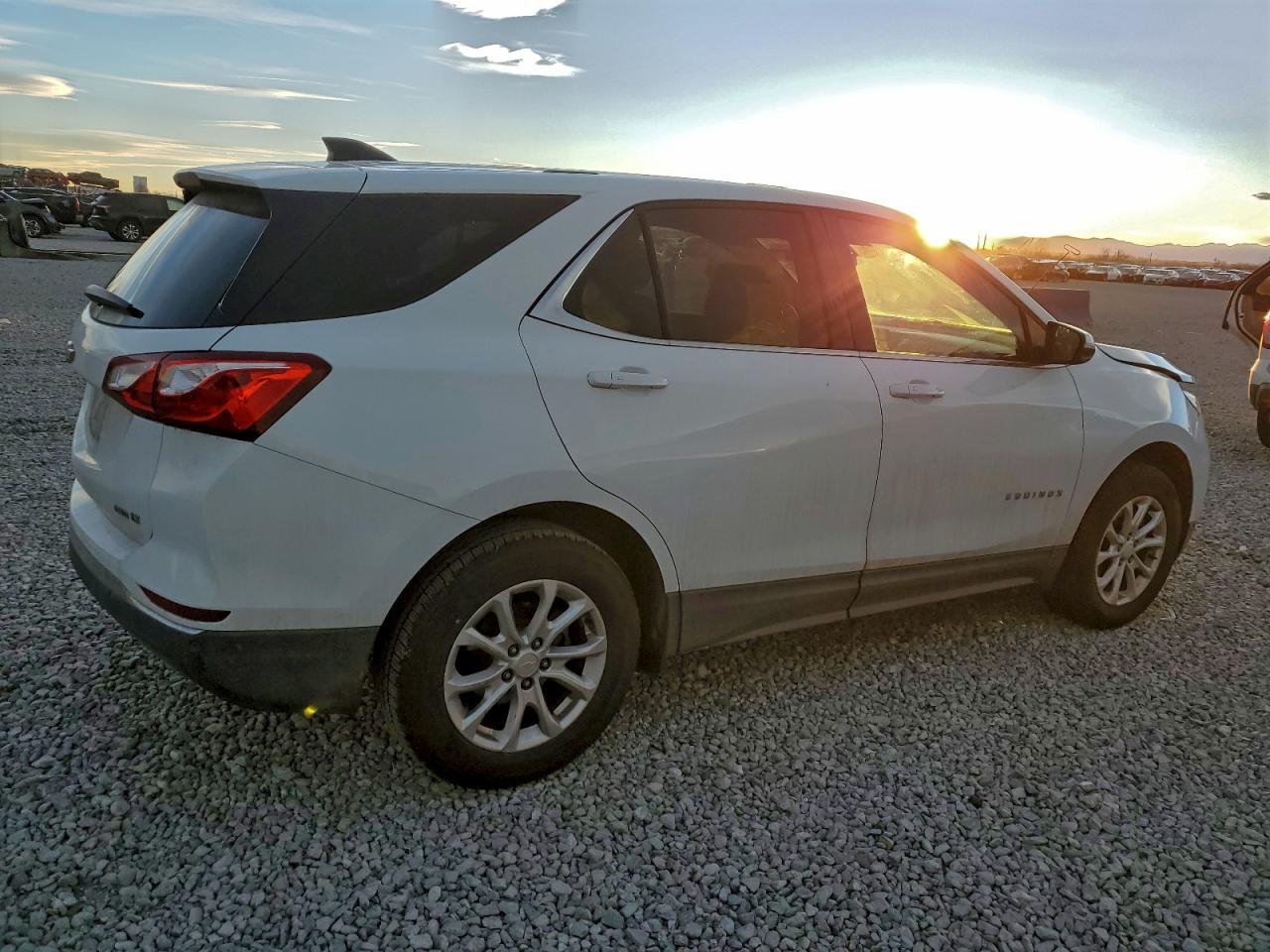2018 CHEVROLET EQUINOX LT photo 3