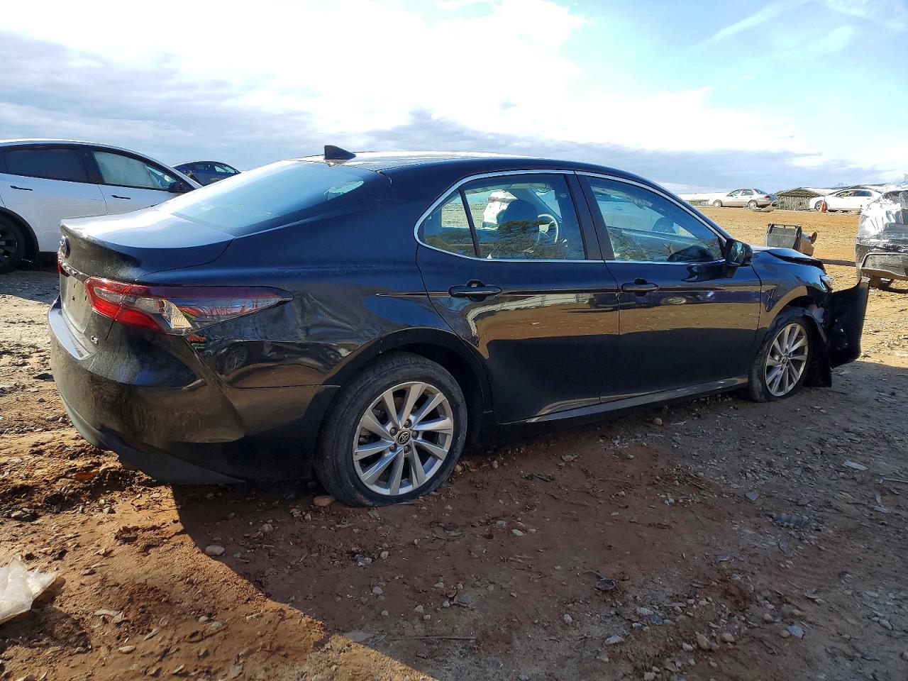 2023 TOYOTA CAMRY LE photo 3