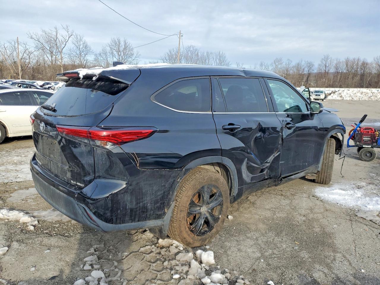2021 TOYOTA HIGHLANDER XLE photo 3
