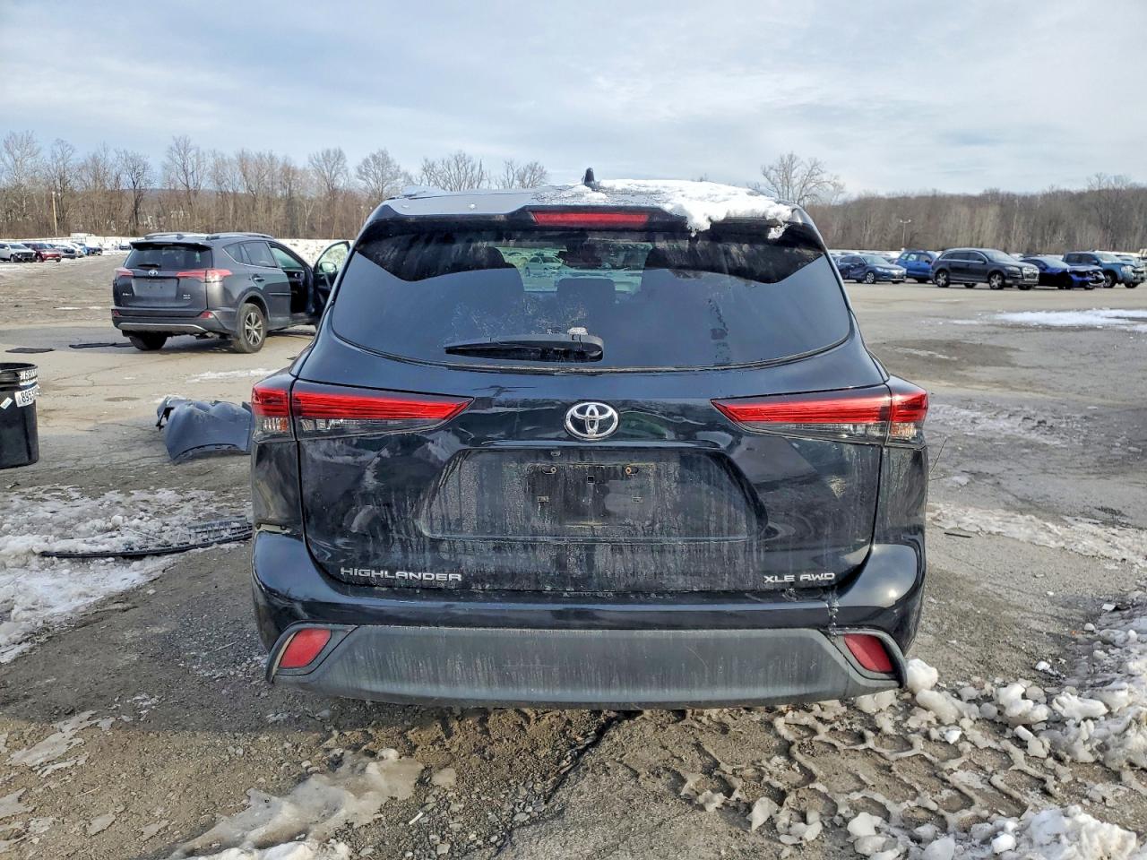 2021 TOYOTA HIGHLANDER XLE photo 6