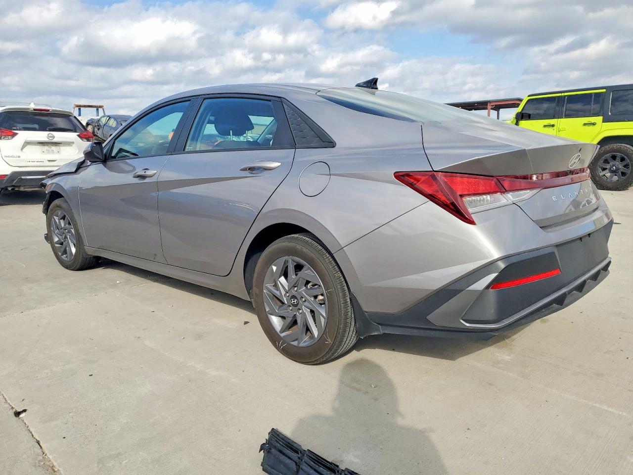 2024 HYUNDAI ELANTRA SEL photo 2