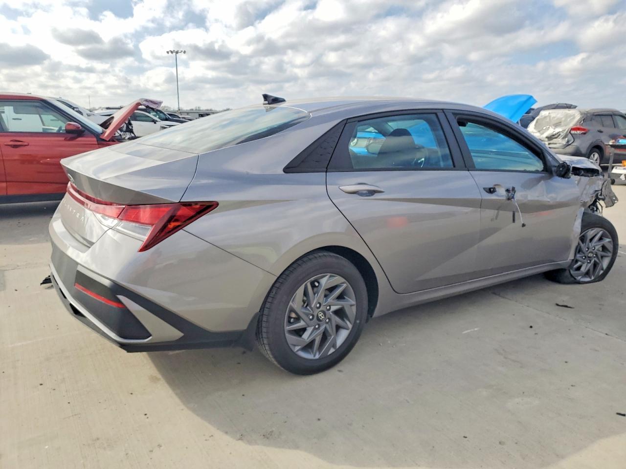 2024 HYUNDAI ELANTRA SEL photo 3