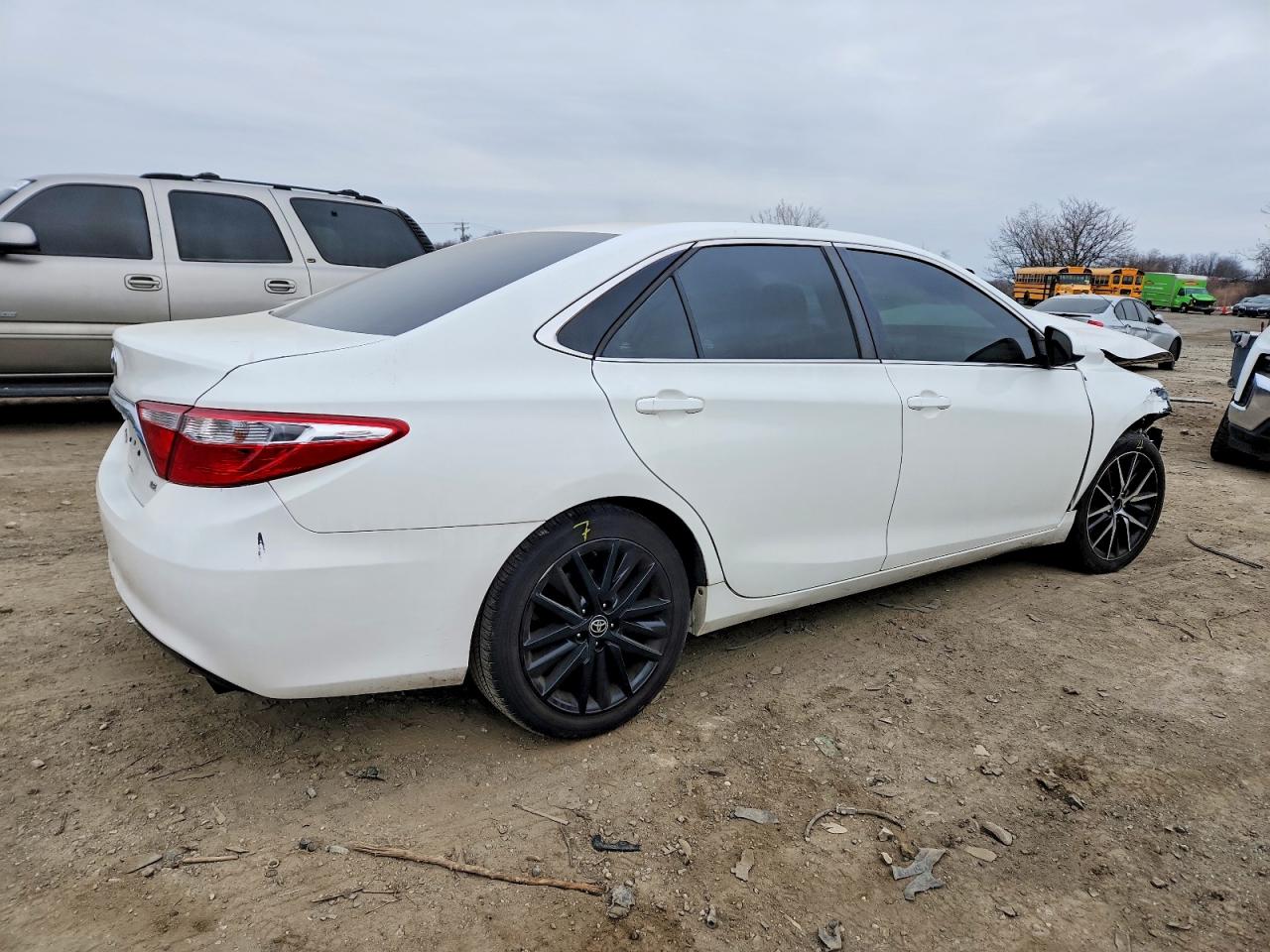 2016 TOYOTA CAMRY LE photo 3
