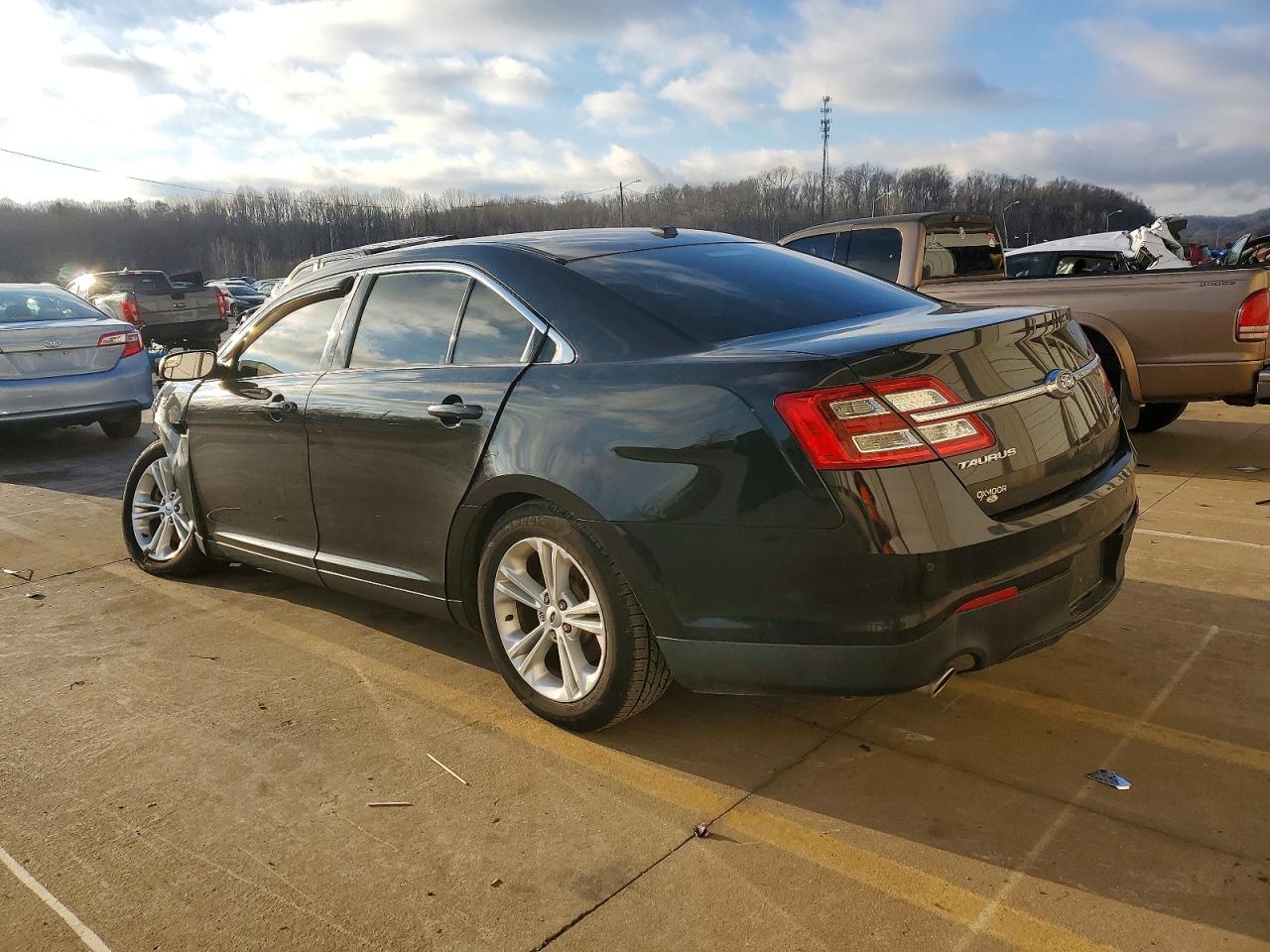 2015 FORD TAURUS SEL photo 2