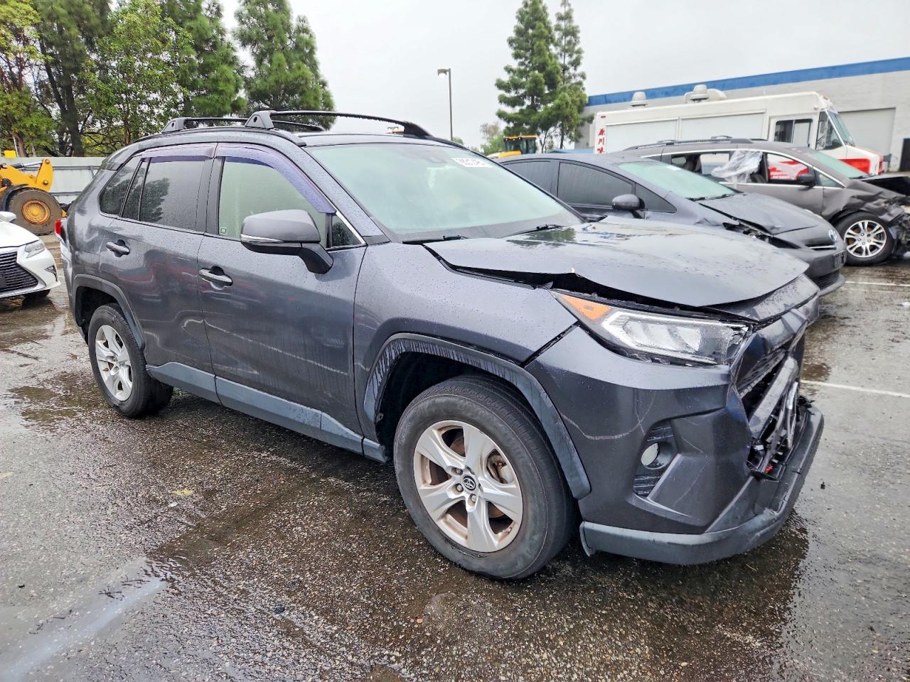 2019 TOYOTA RAV4 XLE photo 4