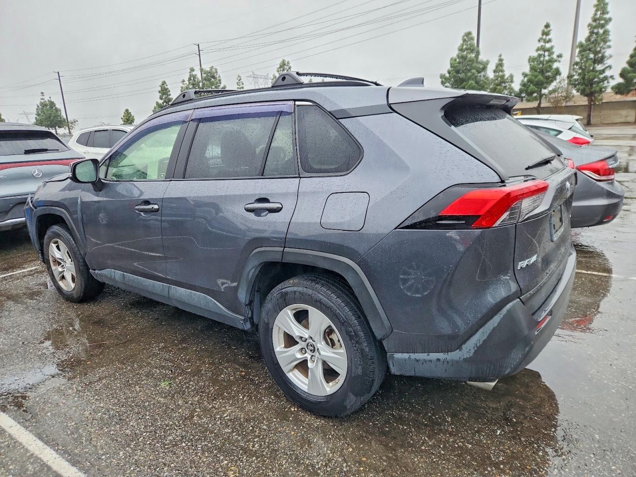 2019 TOYOTA RAV4 XLE photo 2