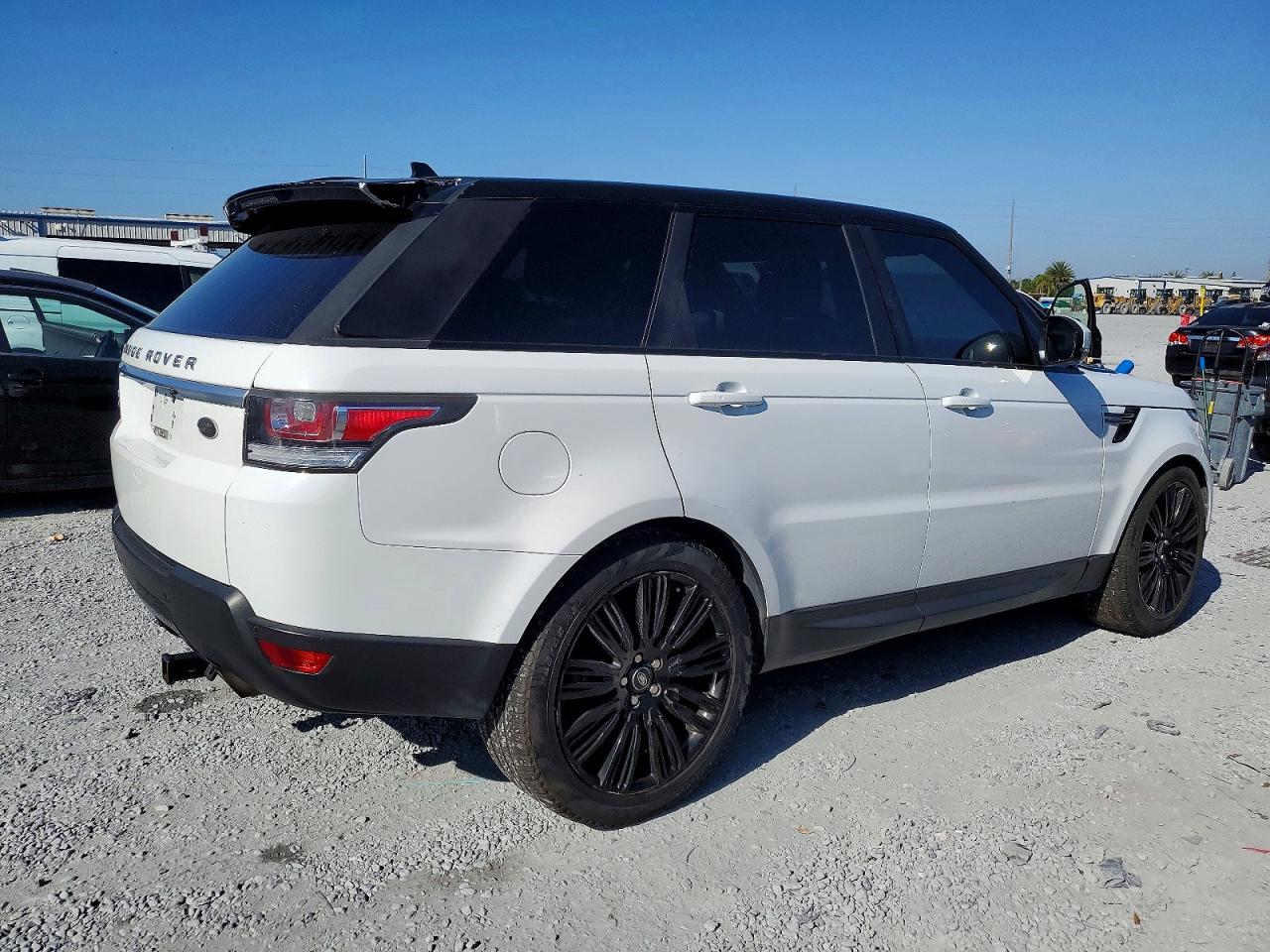 2016 LAND ROVER RANGE ROVER SPORT SE photo 3