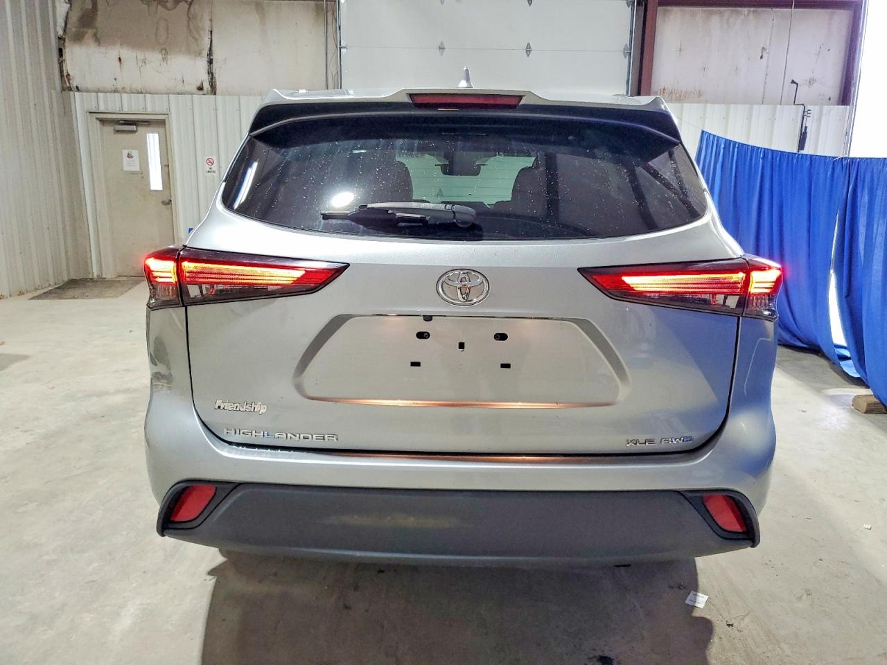 2021 TOYOTA HIGHLANDER XLE photo 6