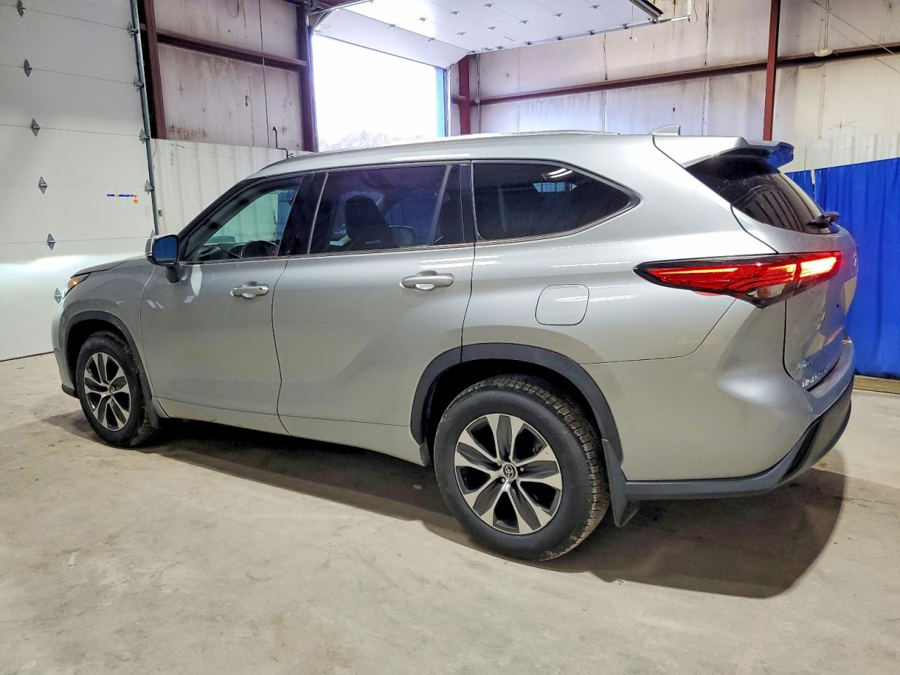 2021 TOYOTA HIGHLANDER XLE photo 2