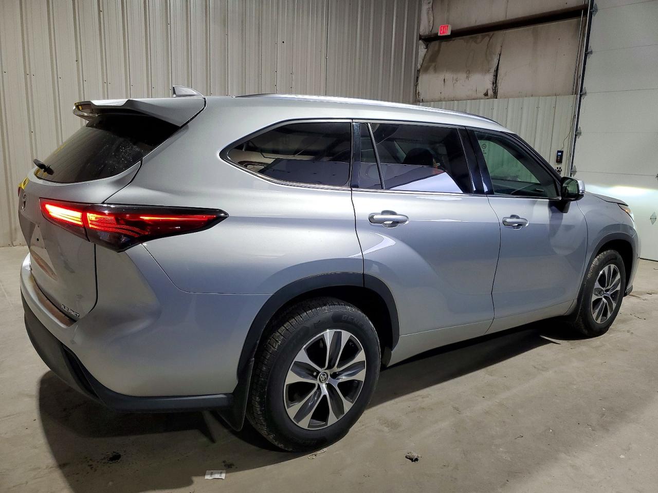 2021 TOYOTA HIGHLANDER XLE photo 3