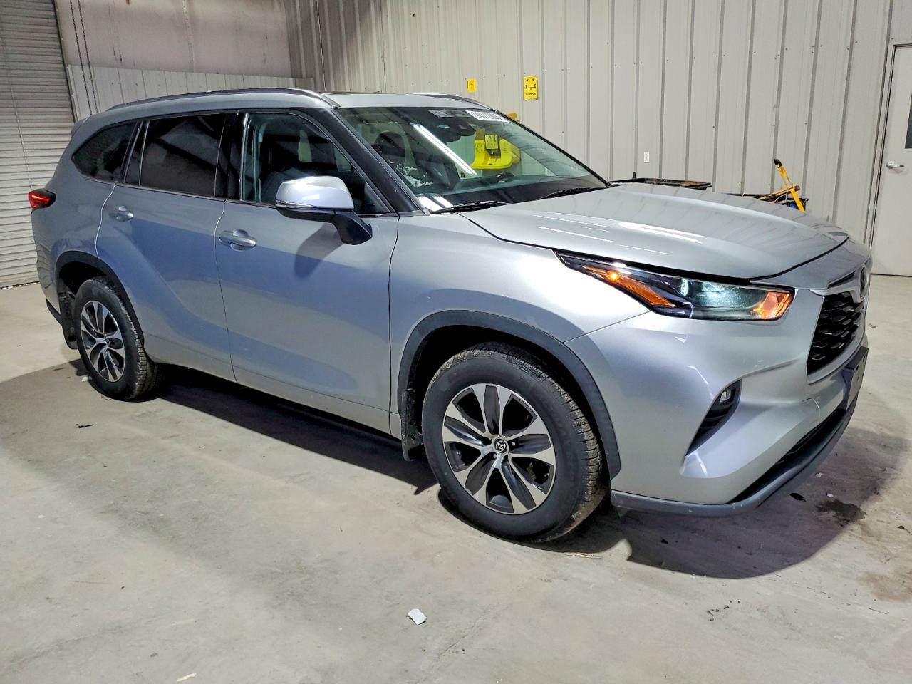 2021 TOYOTA HIGHLANDER XLE photo 4