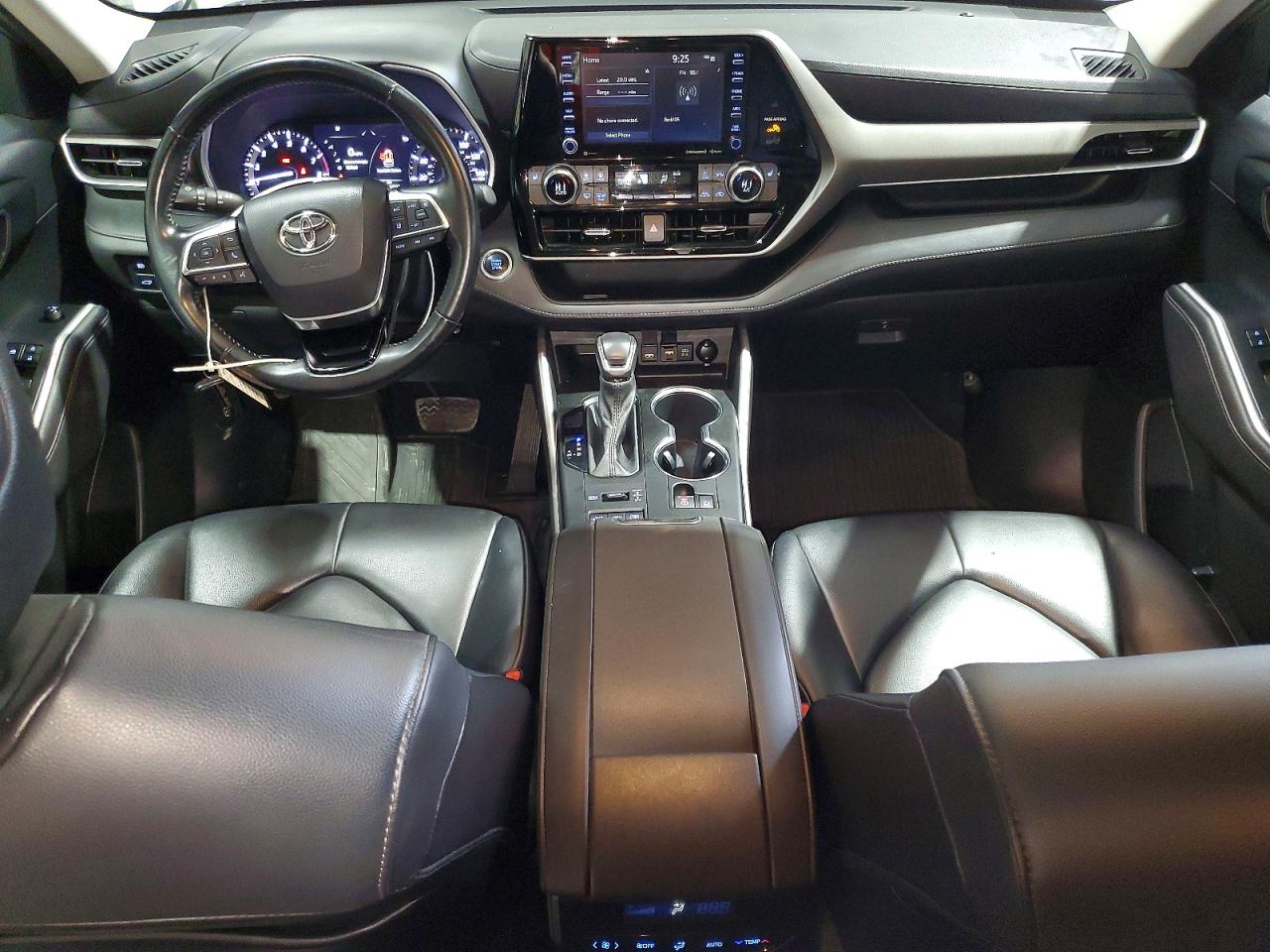 2021 TOYOTA HIGHLANDER XLE photo 8