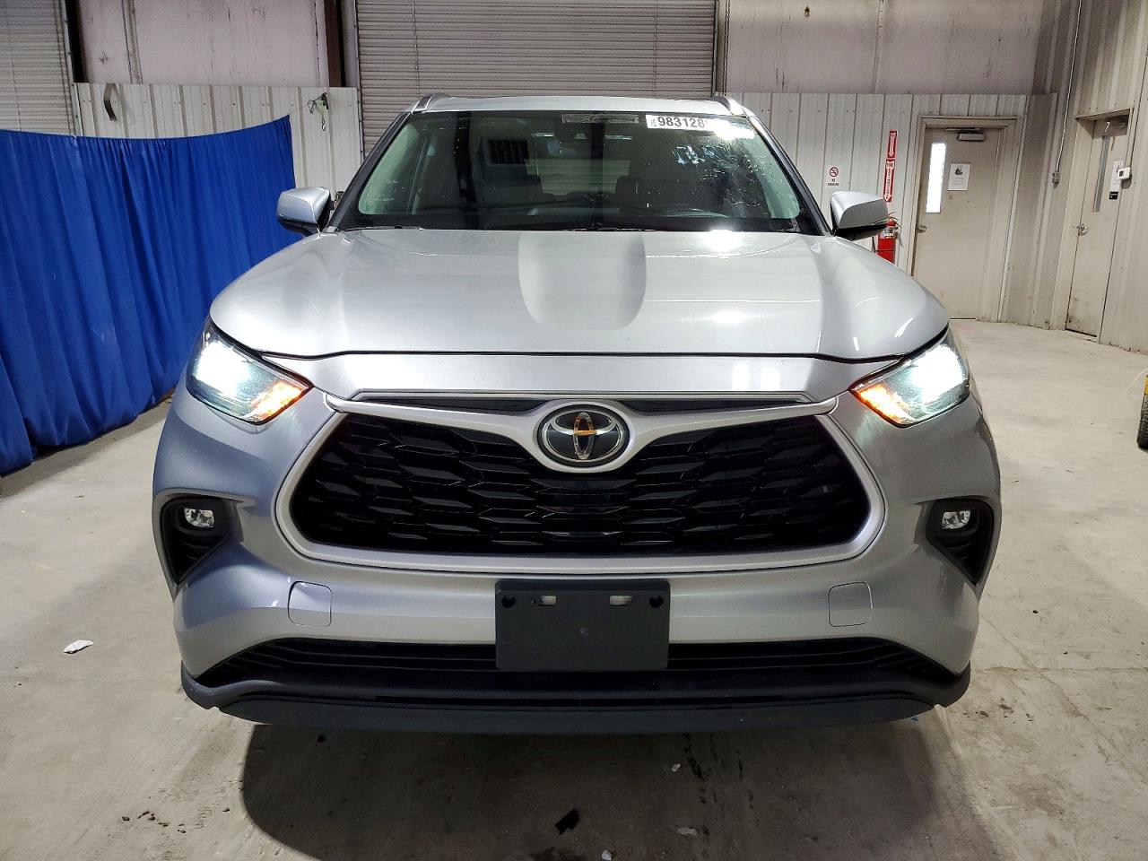 2021 TOYOTA HIGHLANDER XLE photo 5