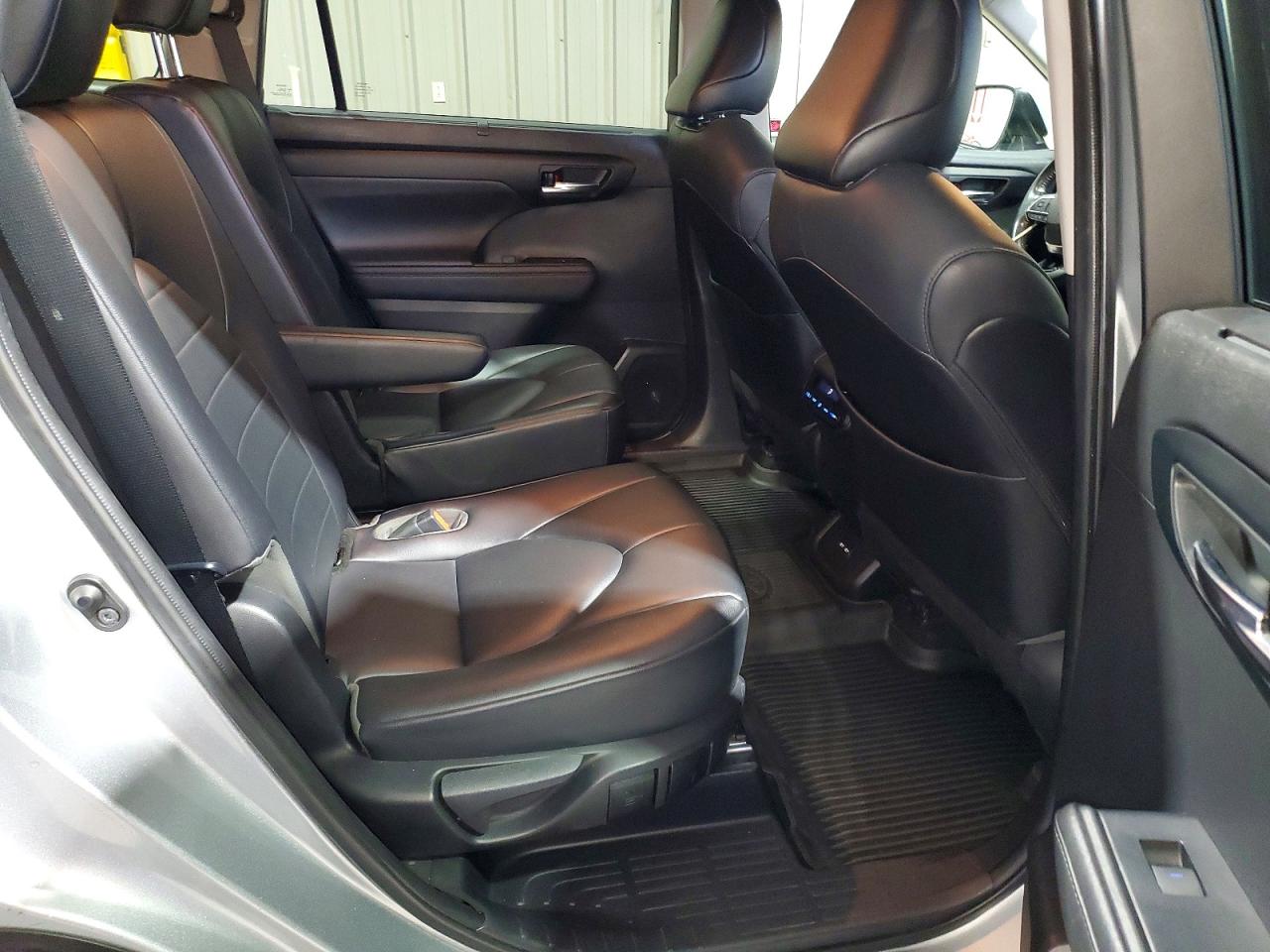 2021 TOYOTA HIGHLANDER XLE photo 11