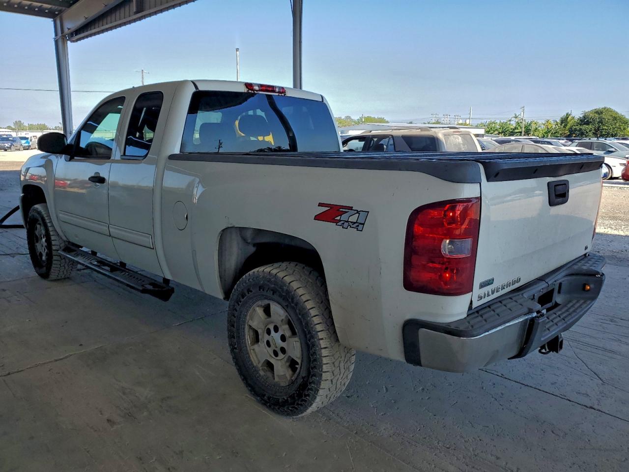 2010 CHEVROLET SILVERADO K1500 LT photo 2