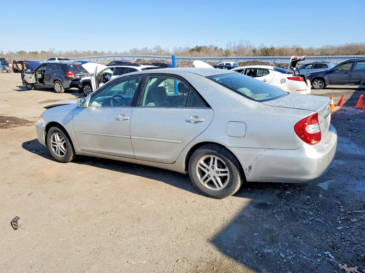 2002 TOYOTA CAMRY LE photo 2
