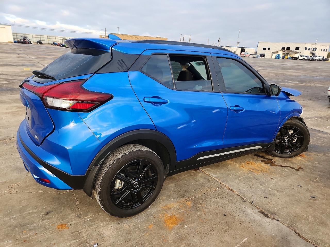 2022 NISSAN KICKS SR photo 3