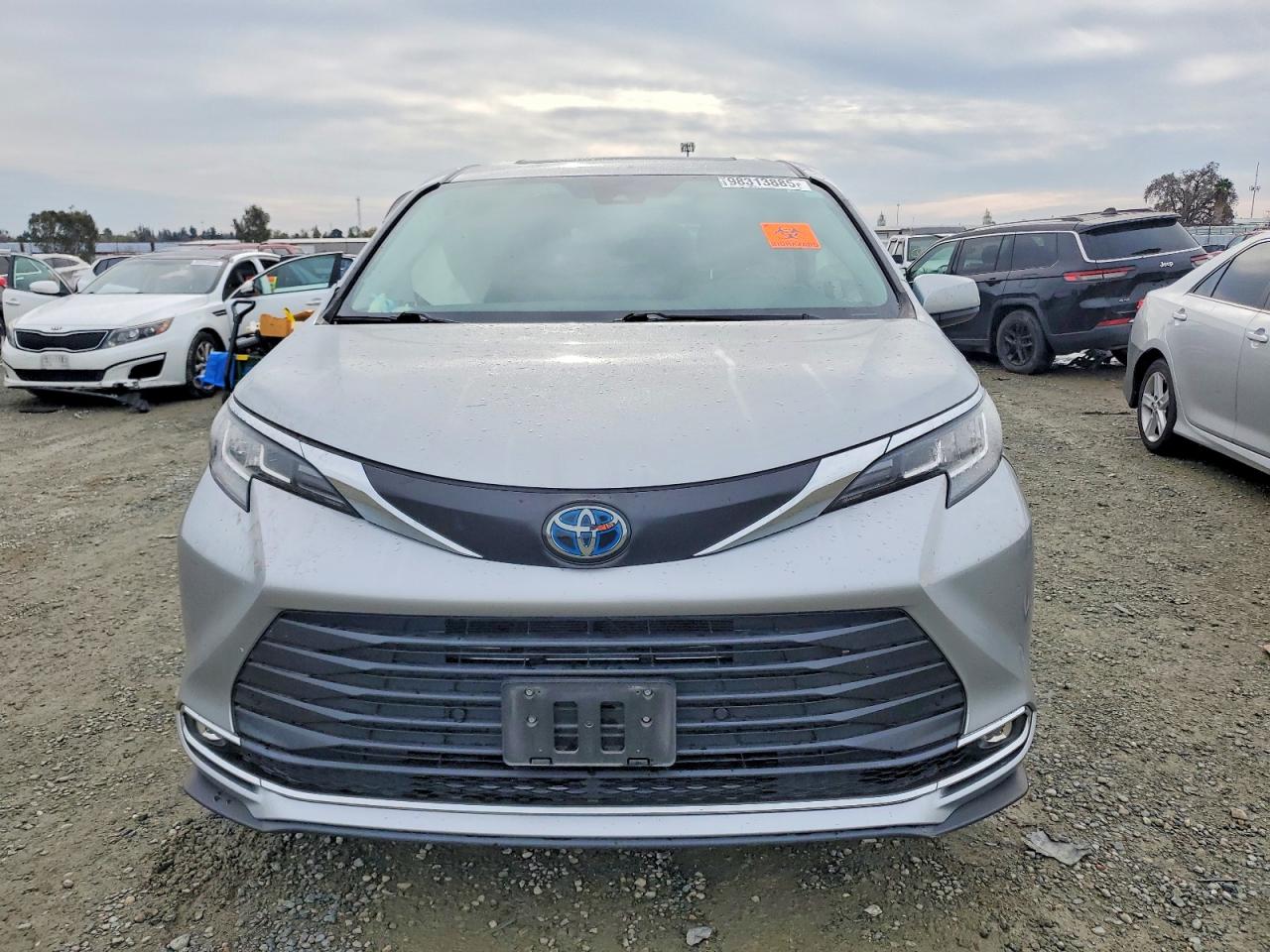 2022 TOYOTA SIENNA XLE photo 5