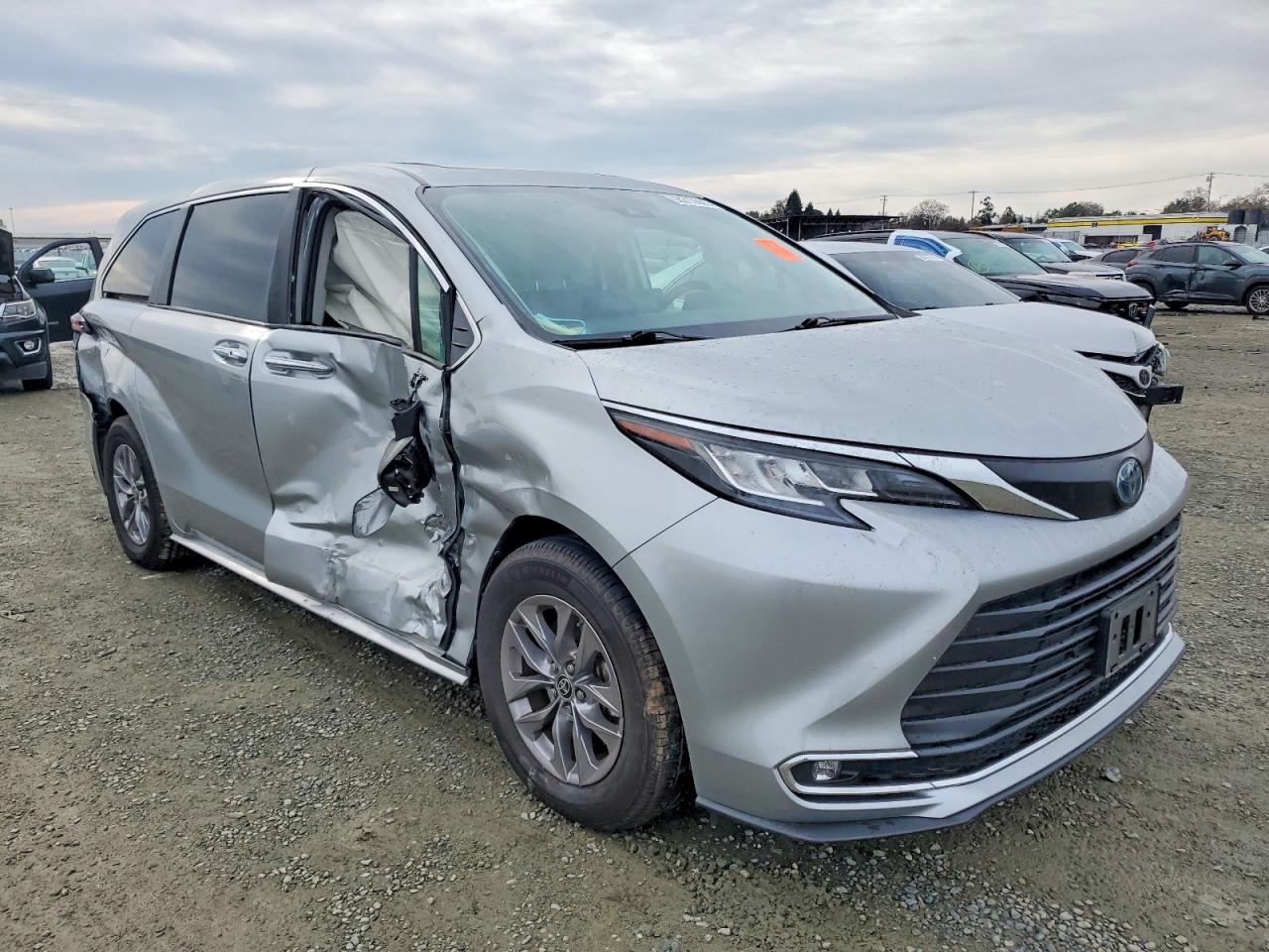 2022 TOYOTA SIENNA XLE photo 4