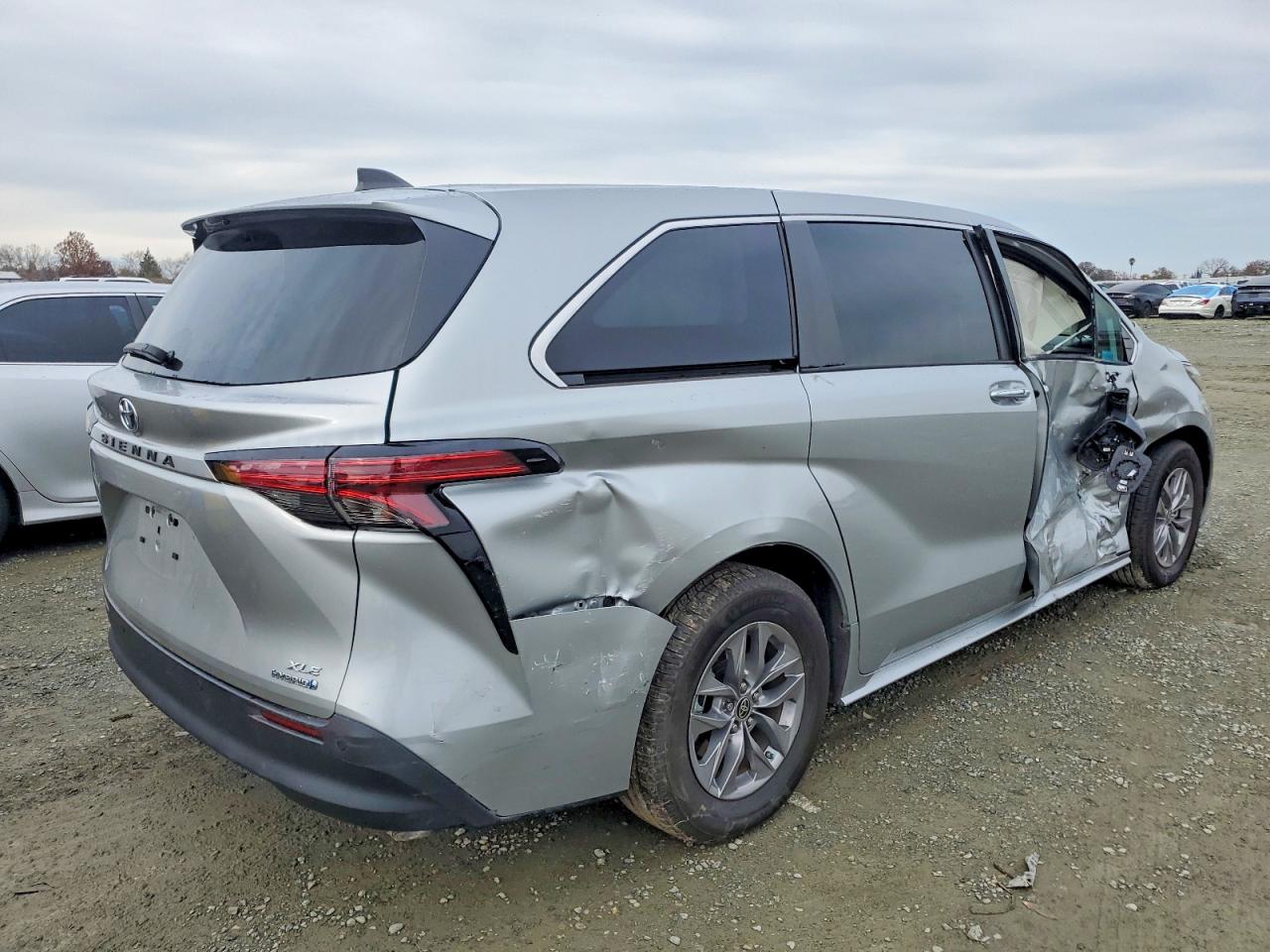 2022 TOYOTA SIENNA XLE photo 3