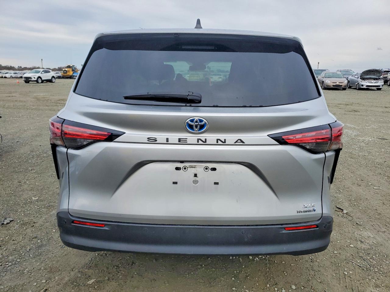 2022 TOYOTA SIENNA XLE photo 6