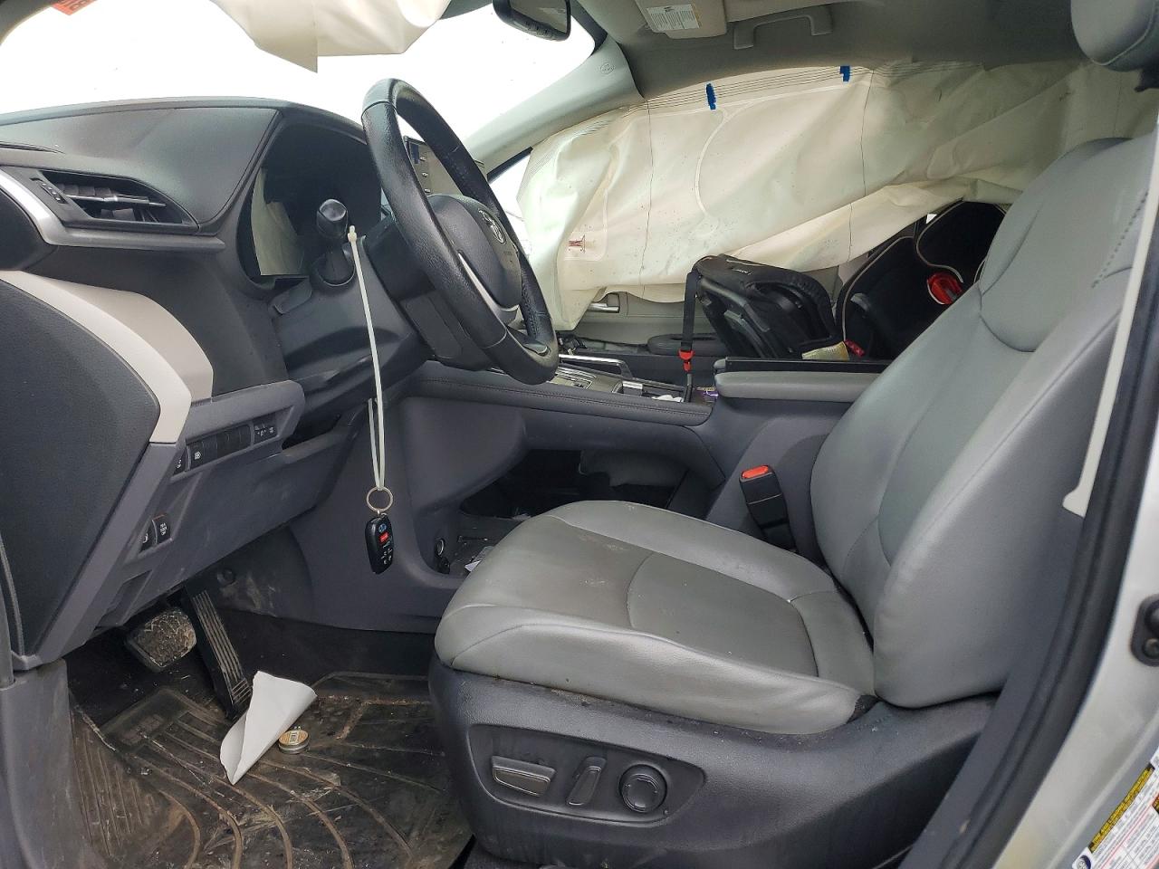 2022 TOYOTA SIENNA XLE photo 7