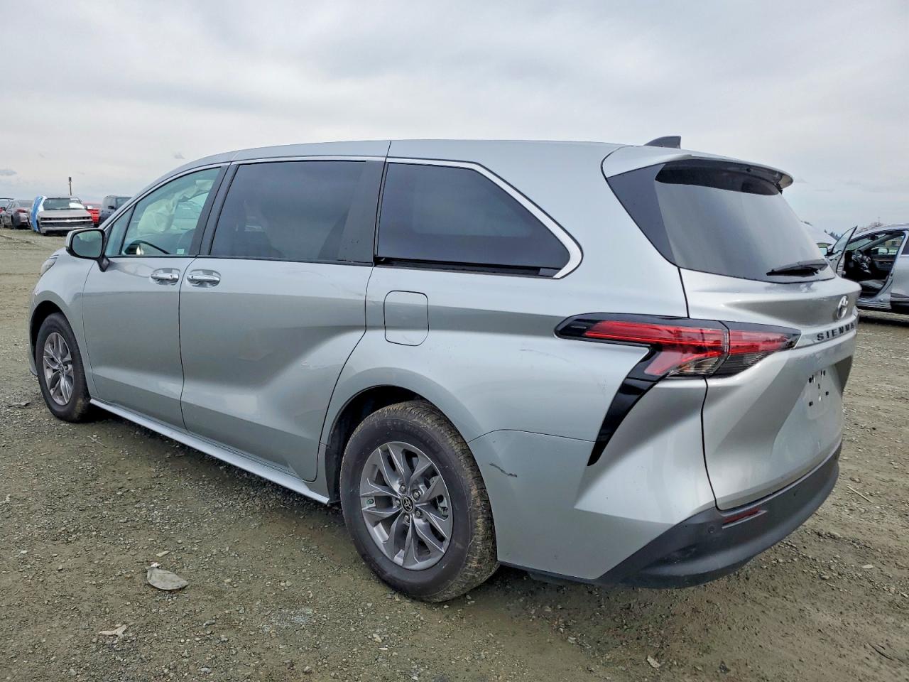 2022 TOYOTA SIENNA XLE photo 2